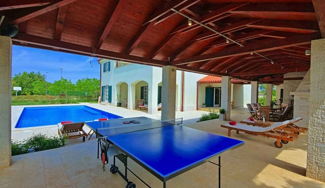 Villa with pool and air conditioning