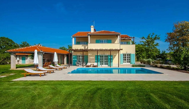 Villa with pool and air conditioning
