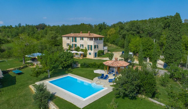 Villa With Pool in stunning country, only 20 Mins to the Sea, free wi fi