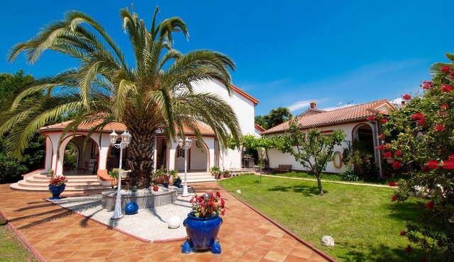 VILLA WITH PRIVATE POOL & LARGE GARDEN IN POREC
