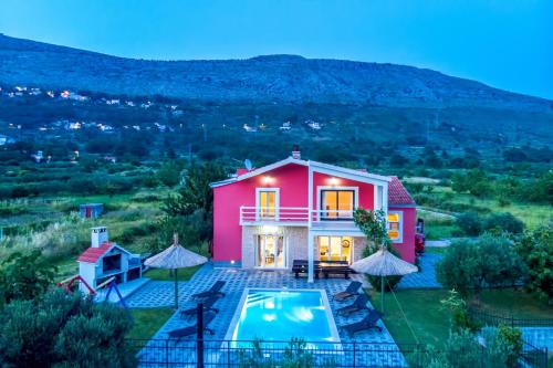 Villa with private pool, near Split in Srinjine