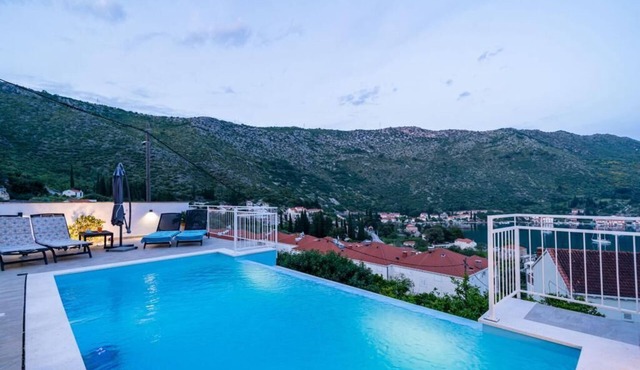 Villa with Swim/Heated Pool and charming Bay view