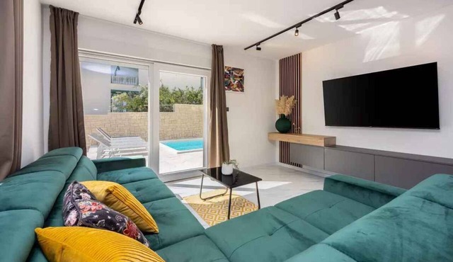 Villa with swimming pool and large garden