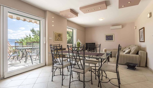 Villa with swimming pool near the beach in Medići
