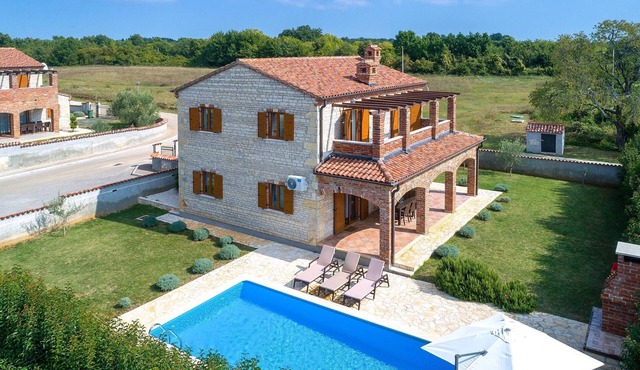 Villa Zoe with Pool, 4 bedrooms, Terrace, shared Tennis court, Pets