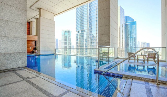 voco Bonnington | Corner Deluxe Suite | Pool, Sauna + Steam, Marina Minutes in Dubai