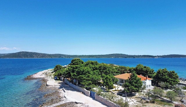 Wonderful private villa for 8 people with A/C, WIFI, TV, terrace and pets allowed in Mali Drvenik