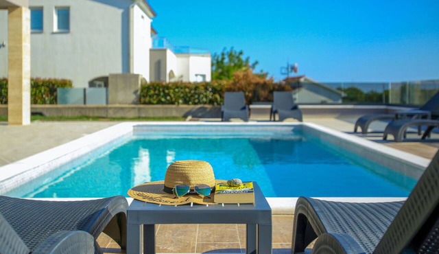 Wonderful private villa for 7 guests with private pool, WIFI, hot tub, A/C, TV and terrace in Viskovići