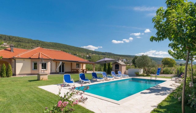 Wonderful private villa for 8 guests with WIFI, private pool, A/C, TV and terrace in Juričići