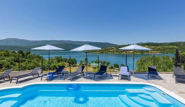 Wonderful private villa for 8 guests with A/C, WIFI, hot tub, private pool, TV and terrace in Sinj