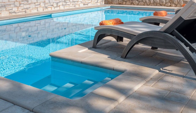 Wonderful private villa for 10 people with A/C, private pool, hot tub, WIFI, TV and terrace