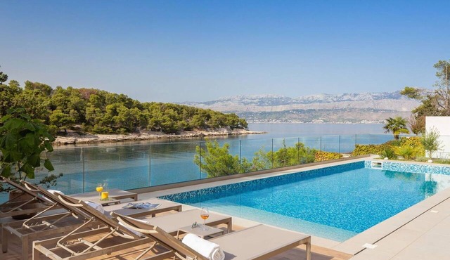Wonderful private villa for 12 people with private pool, A/C, WIFI, TV, terrace and pets allowed in Solin