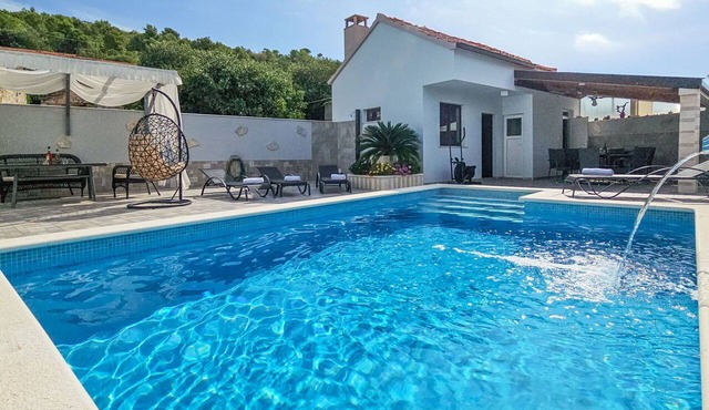 Wonderful private villa for 6 people with private pool, A/C, WIFI, TV, terrace and pets allowed in Vodice