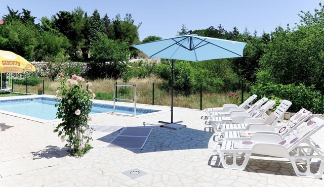 Wonderful villa for 6 guests with A/C, WIFI, private pool, TV, terrace, pets allowed and parking in Sinj