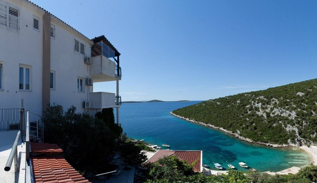 Wonderful Visinisce Apartments With Terrace and Sea Views