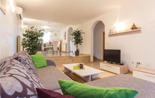2 Bedroom Nice Apartment In Pula in Pula