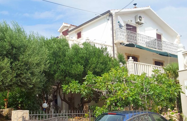 Apartments and rooms Mira Room in Sućuraj