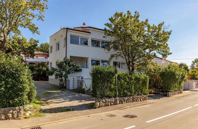 Beach front apartment in Njivice with WiFi