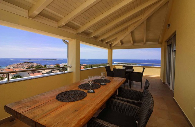 Holiday apartment with terrace and sea view