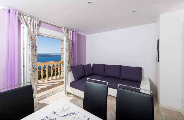 Holiday apartment with sea view and air conditioning in Dramalj