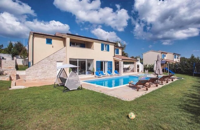 Holiday house Zminj for 10 - 12 persons with 5 bedrooms - Holiday house in Zminj