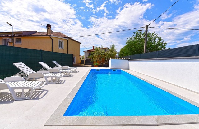 House 1203/11056 (Istria - Pula), 4500m from the beach in Pula