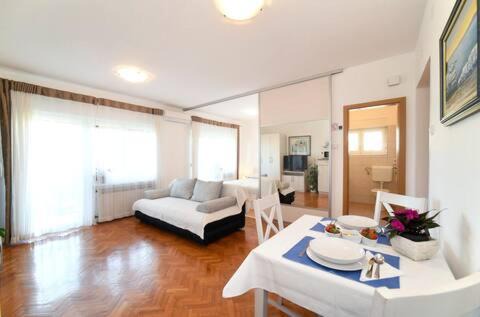KOSTRENA STUDIO APARTMAN