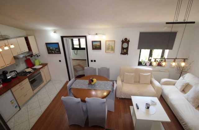 Peaceful Haven - 3BR/1BA Apt, Sleeps 5, Parking 1 in Banjole