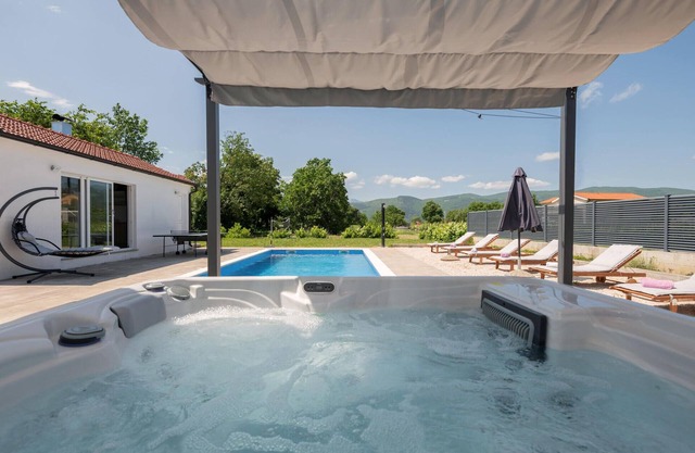 This beautiful holiday home with pool is located in Proloac Donji, near Imotski.