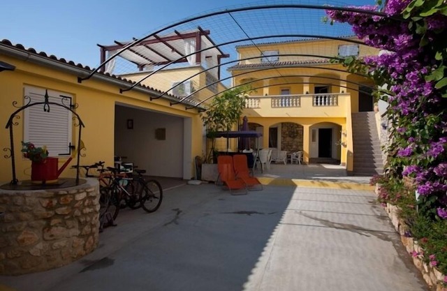Three bedroom apartment with terrace Poljana, Ugljan (A-8523-c) in Preko