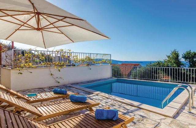 Three-Bedroom Holiday Home in Brsecine
