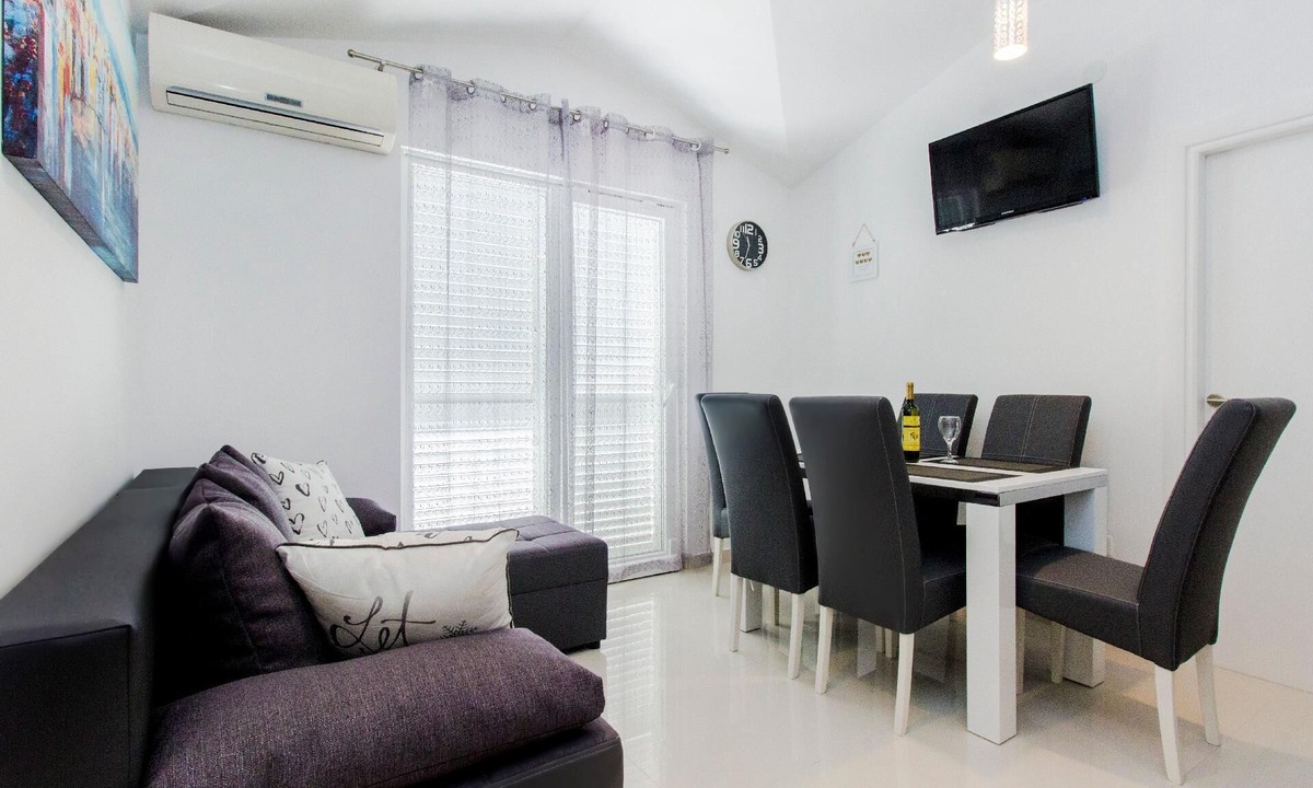 Grebastica Apartment | Holiday apartment with view of the water