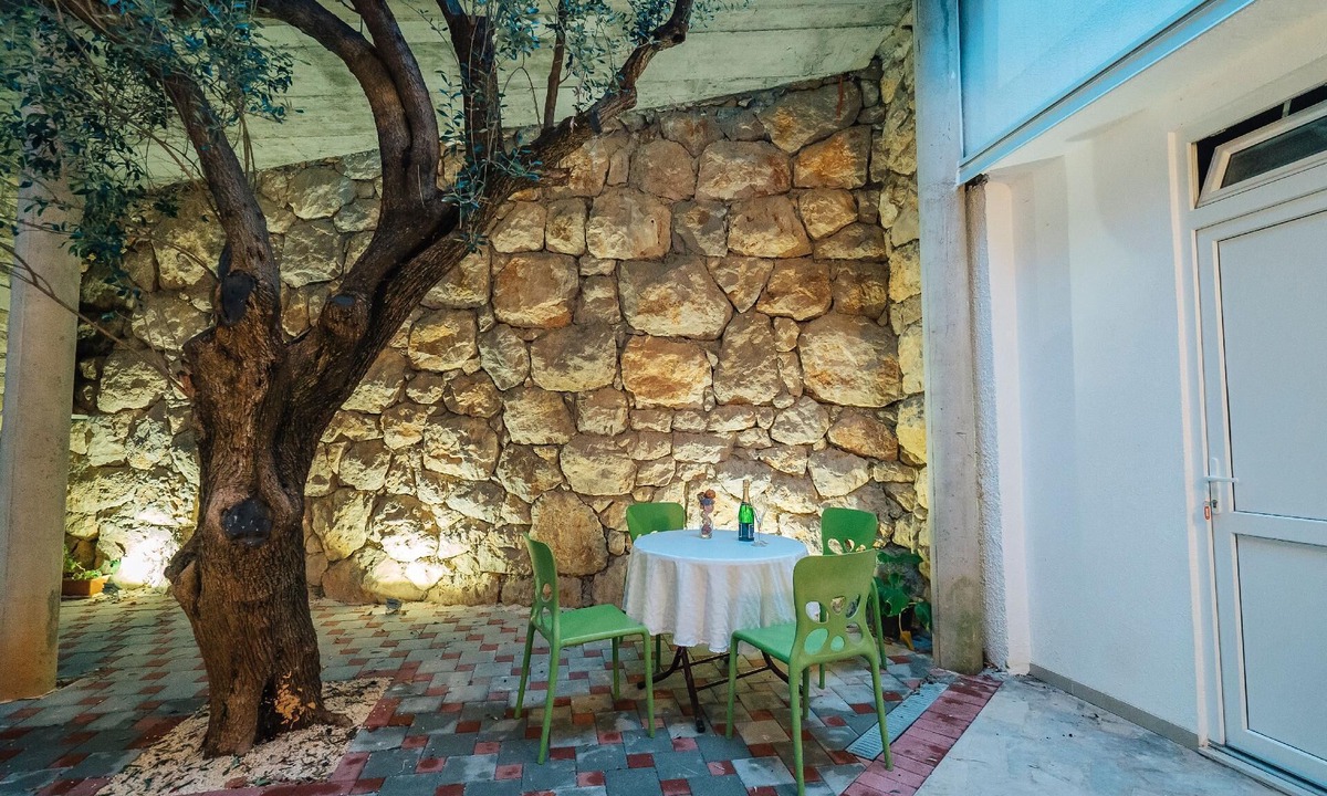 Promajna Apartment | White idyll on the blue sea