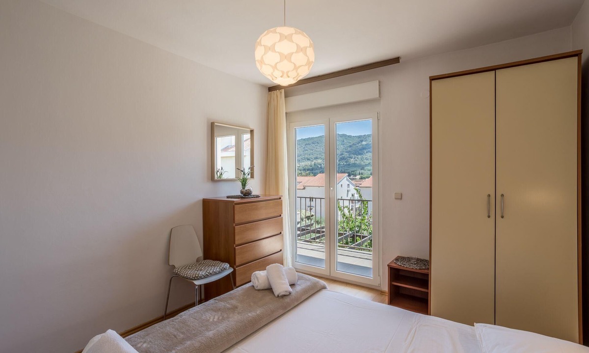 Stari Grad Apartment | Apartment Tihana with Mediterranean garden