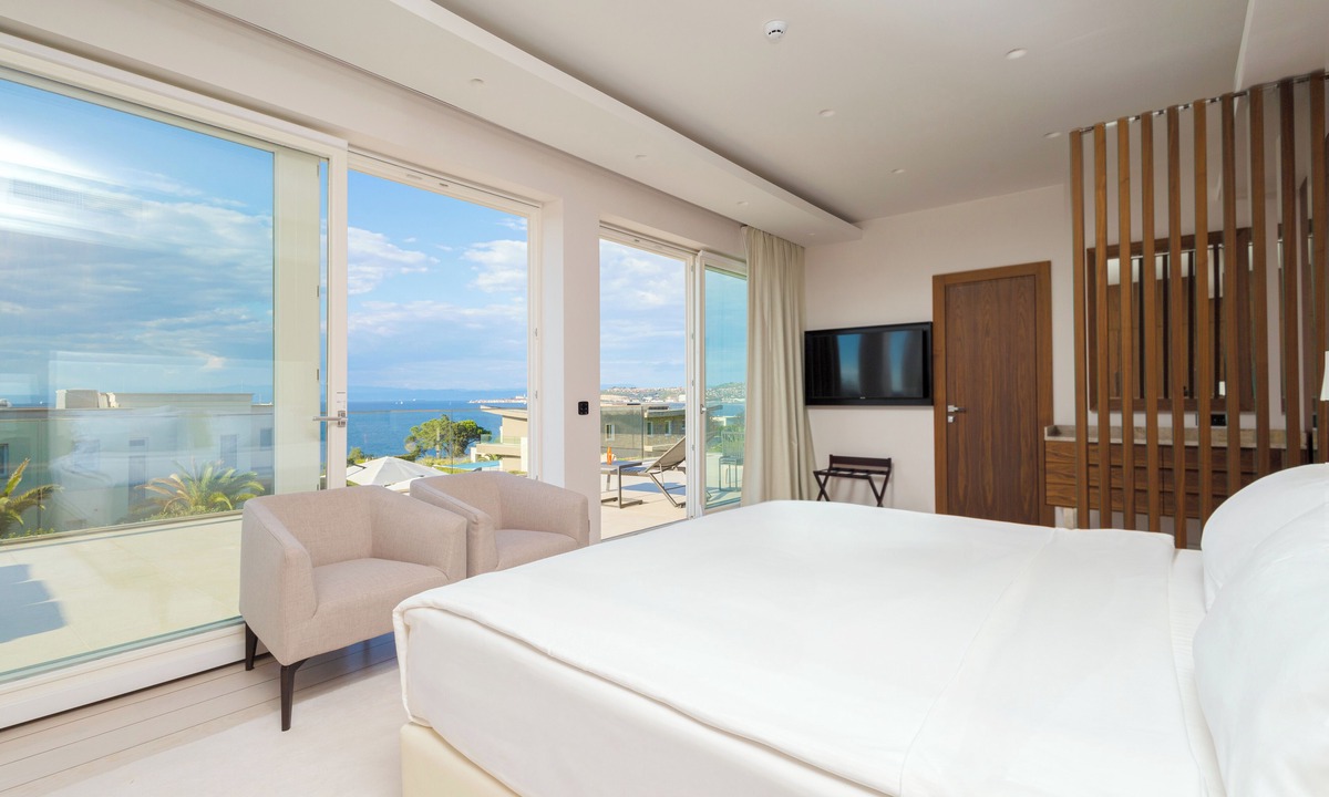 Umag Villa | 3-bedroom Beachfront Residence with Sea View and a Private Pool