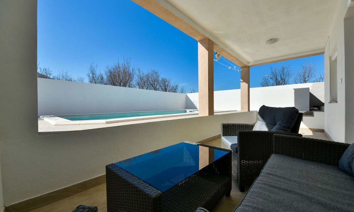 Maslenica House | Stunning private villa for 10 people with A/C, private pool, WIFI, TV, terrace and parking