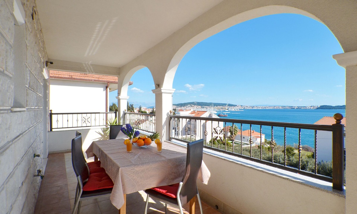 Seget Donji Apartment | ARTE, spacious apartment with sea view, 4 + 1 persons, 80m from pebble beach
