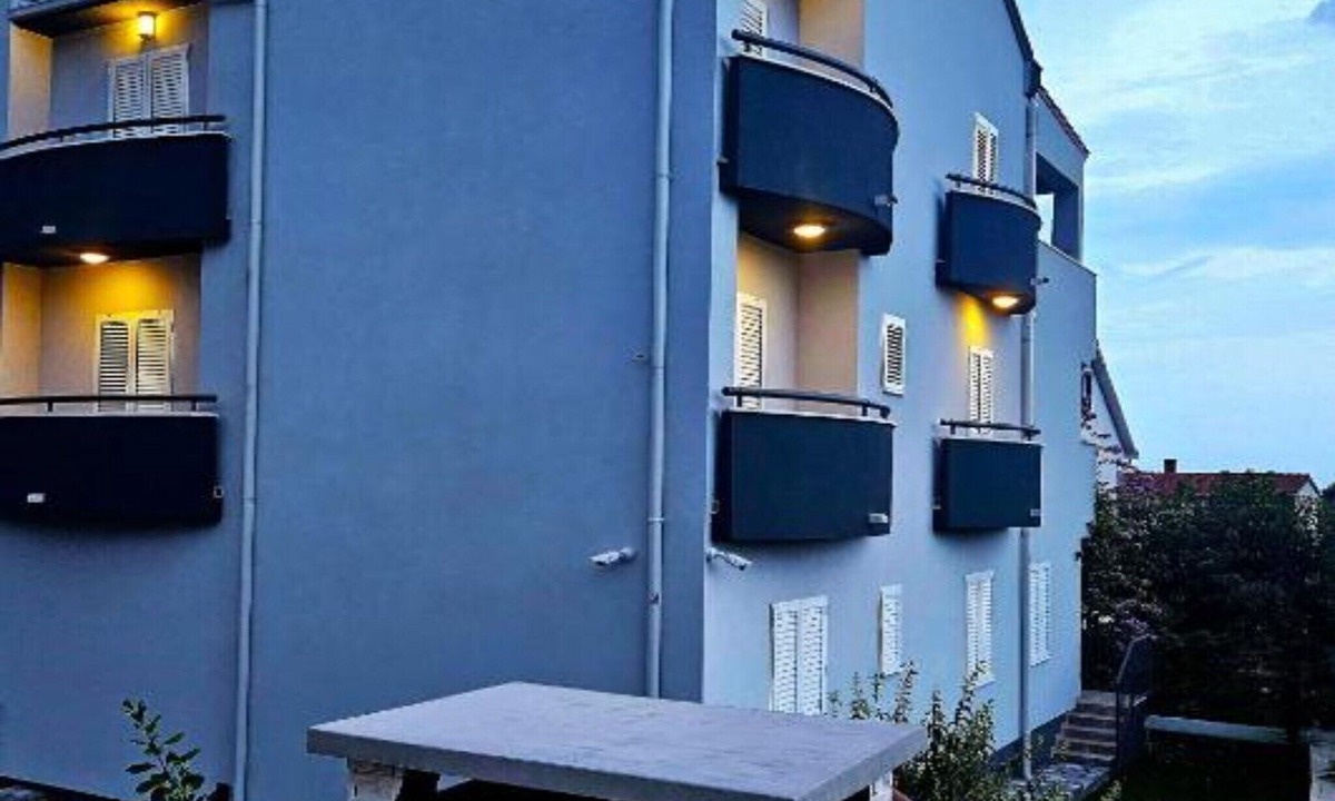 Kastel Kambelovac Apartment | One-Bedroom Apartment With Garden View