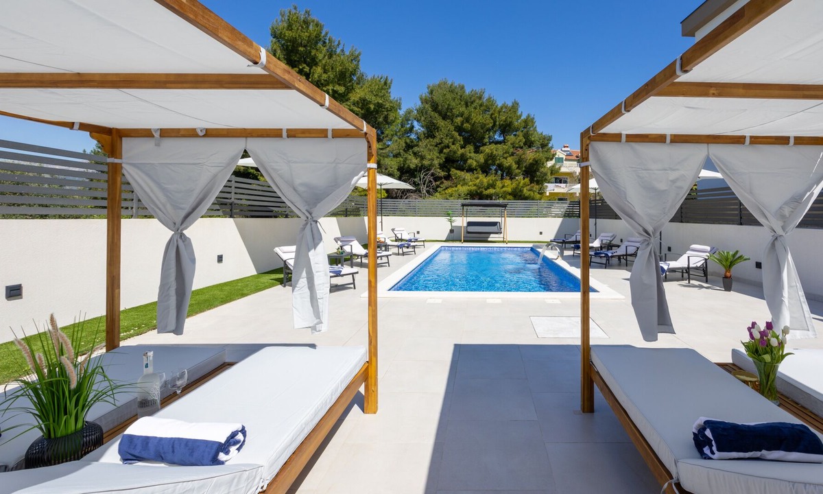 Kamen Apartment | Apartment with pool Jeniffer by Villas Guide