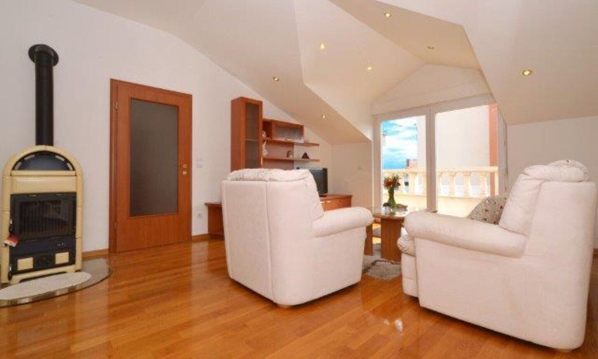 Kastel Stari Apartment | Bright Kaštela Apartment with Balcony and Private Parking - Two Bedroom Apartment