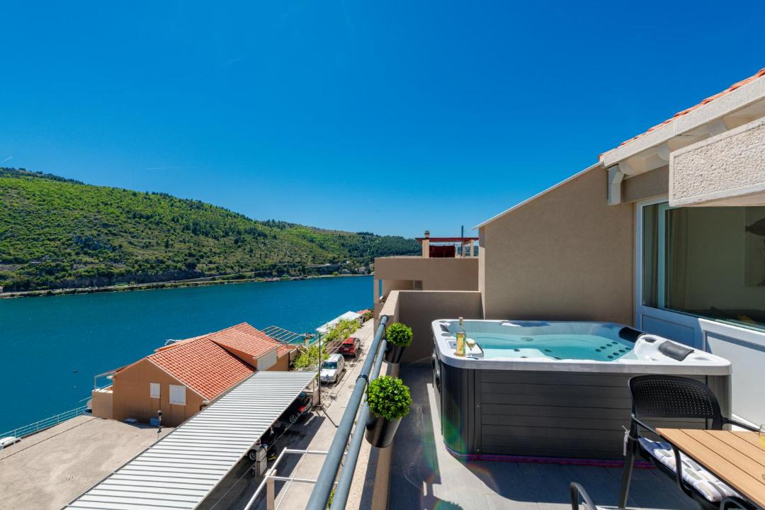 Mokosica Apartment | Modern Apartment with Jacuzzi & Sea View - Volare