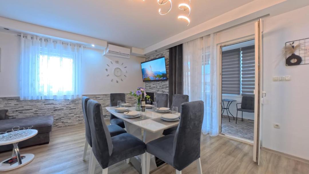 Kastel Stafilic Apartment | CASA di NATALIA, Spacious 2BR Apartment for 6 near Beach ,Free Parking