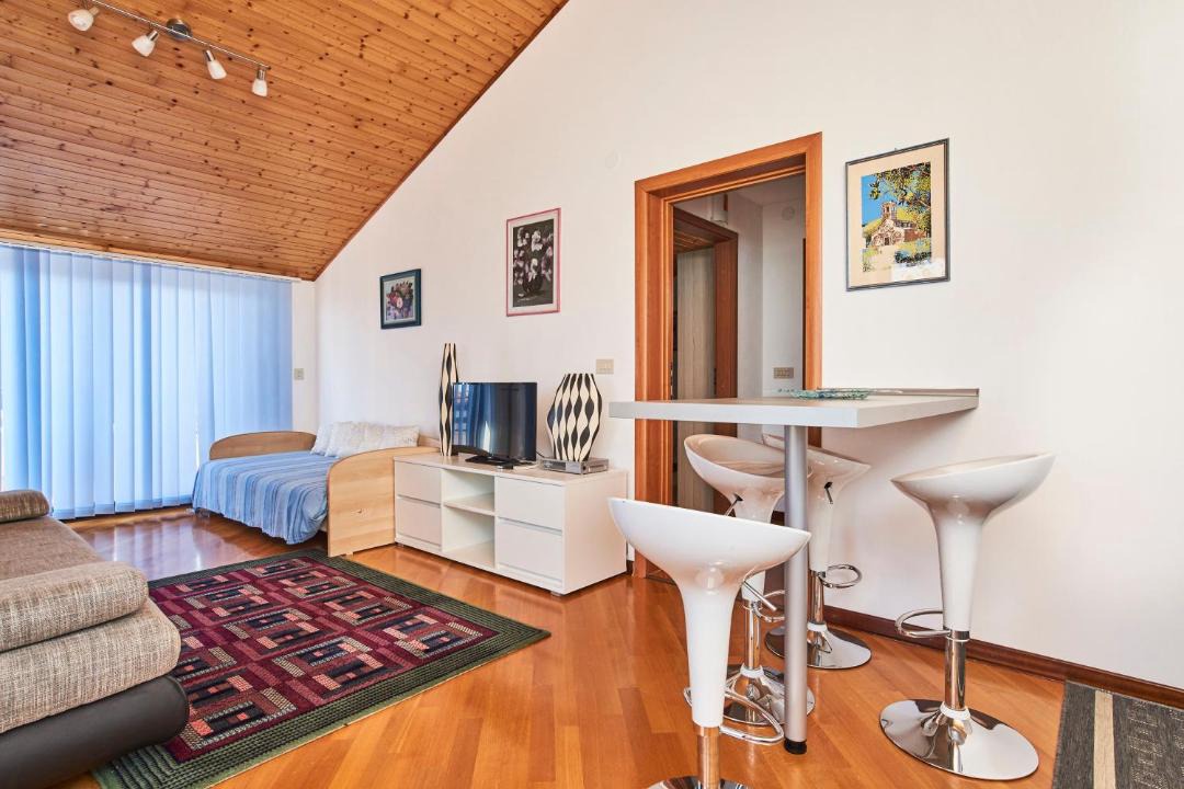 Murine Apartment | Lovely roses