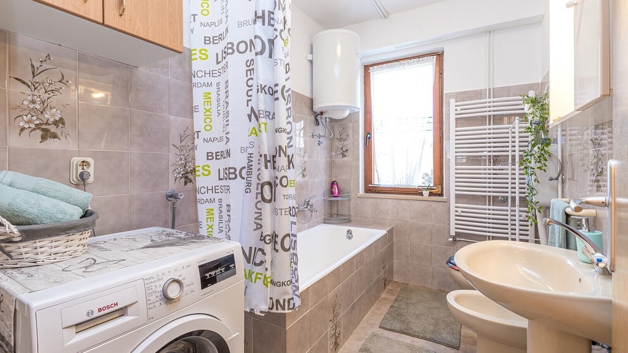 Photo of Bathroom in Tar