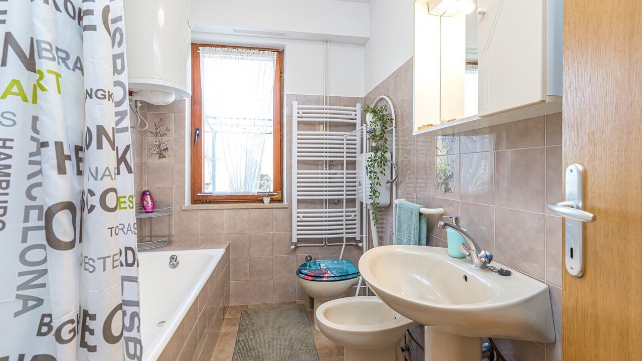 Photo of Bathroom in Tar