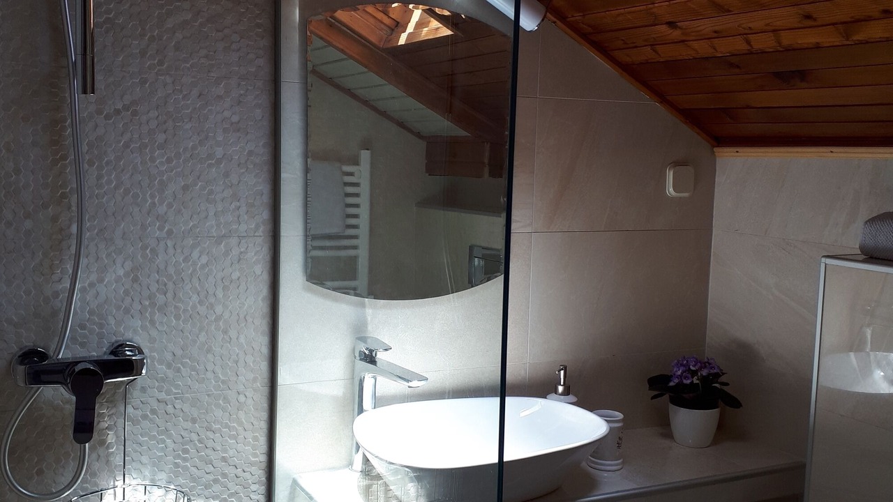 Photo of Bathroom in Petrcane