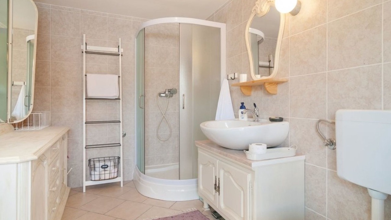 Photo of Bathroom in Srinjine