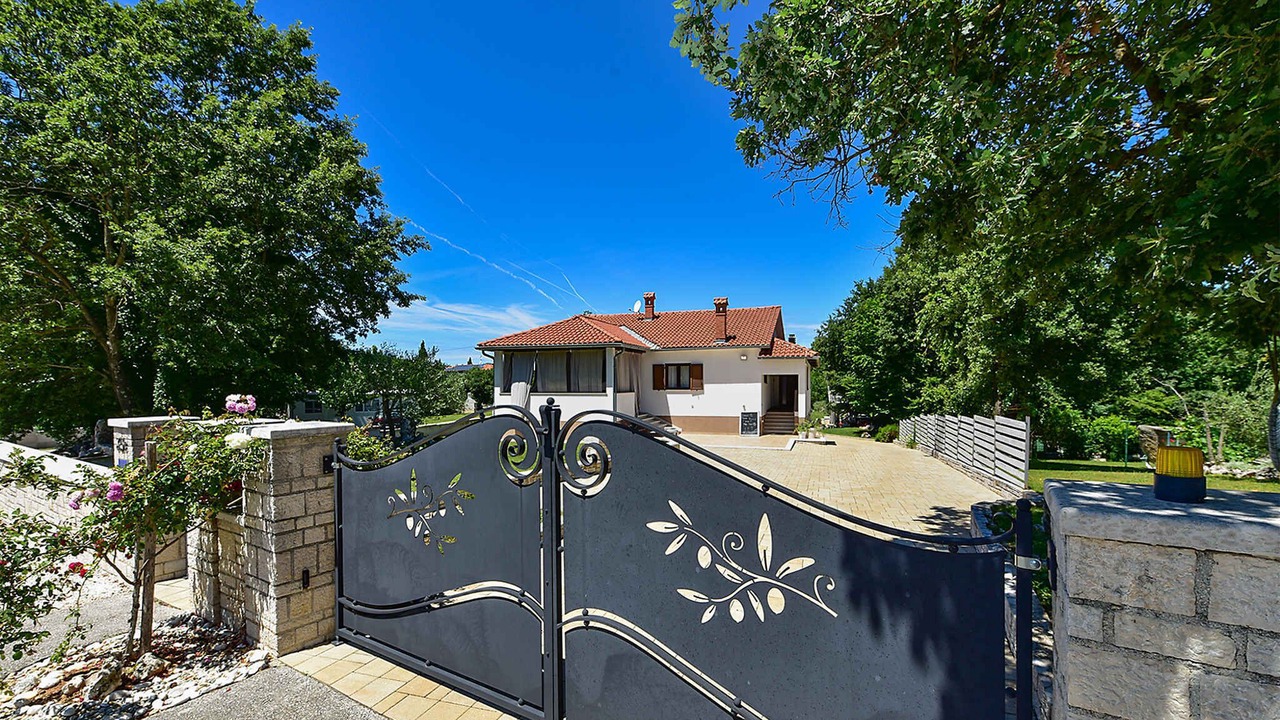 Photo of Outdoor in Modrusani