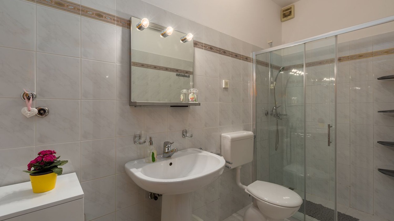 Photo of Bathroom in Mali Maj