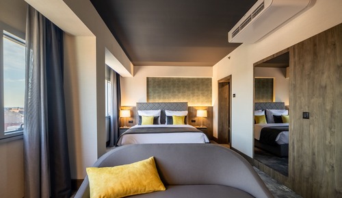 Junior Studio Suite, 1 Queen Bed, Air conditioning